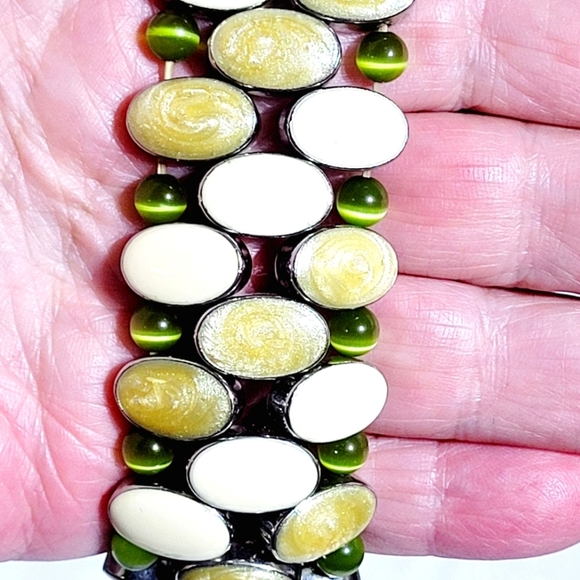 Silver Tone Enamel Stretch Bracelet Shades of White & Swirled Cream - Picture 2 of 6